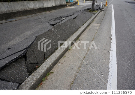 石川縣河北市:道路因液化現象受損 石川縣河北市:道路因液化現象受損 111256570