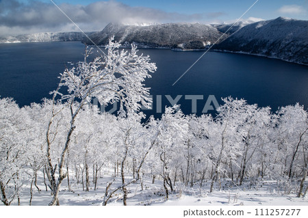 Lake Mashu has beautiful hoarfrost 111257277