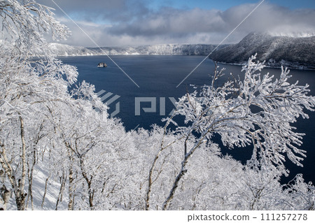 Lake Mashu has beautiful hoarfrost 111257278