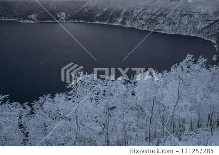 Lake Mashu has beautiful hoarfrost 111257285