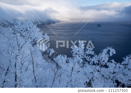Lake Mashu has beautiful hoarfrost 111257305