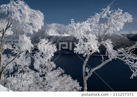 摩週湖有美麗的白霜 111257371