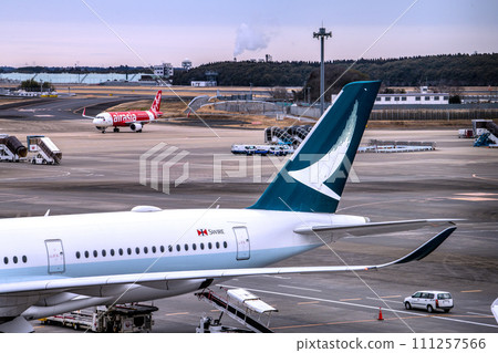 日本千葉市的城市景觀，從成田機場 2 觀看國泰航空和其他航空公司。一架架客機… 111257566