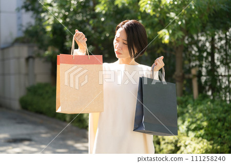 一個有購物袋的陷入困境的女人 111258240
