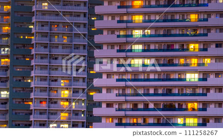 夜晚燈光落下的公寓生活形象 111258267