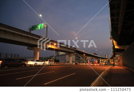神戶市、國道2號、兵庫縣附近的夜景 神戶市、國道2號、兵庫縣附近的夜景 111258473