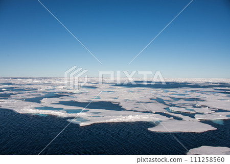 Arctic seascape 111258560