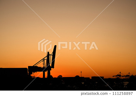 Gantry crane @ sunset 111258897