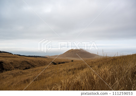早春霧和草原中的米塚和阿蘇風景 早春霧和草原中的米塚和阿蘇風景 111259053