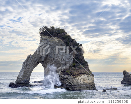 Meoto Iwa (parent and child rock) in Isumi City, Chiba Prefecture 111259308