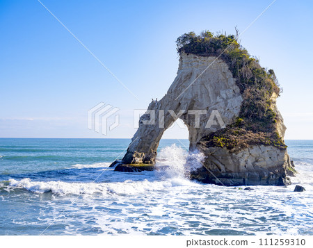 Meoto Iwa (parent and child rock) in Isumi City, Chiba Prefecture Meoto Iwa (parent and child rock) in Isumi City, Chiba Prefecture 111259310