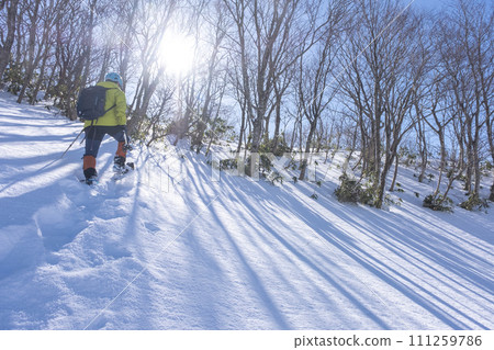 穿著雪鞋在雪地行走，加賀美小山 111259786