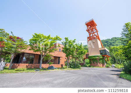 講述北海道夕張市煤炭工業歷史的博物館。陽光明媚的一天,夕張市煤炭博物館 講述北海道夕張市煤炭工業歷史的博物館。陽光明媚的一天,夕張市煤炭博物館 111259818