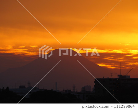 夕陽下的雲彩和富士山的剪影 夕陽下的雲彩和富士山的剪影 111259864