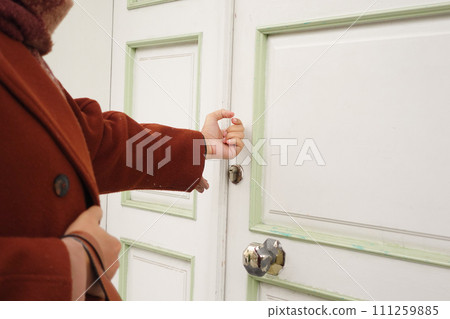 women hand knock the door, visit the friends house, women hand knock the door, visit the friends house, 111259885