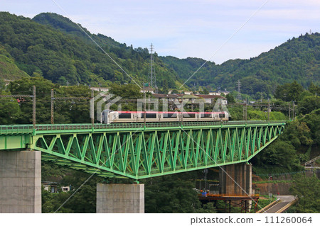 Vehicles running on the Shin-Katsuragawa Bridge 111260064