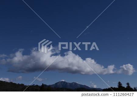陽光明媚的日子，茅嶽山上空的白雲 111260427