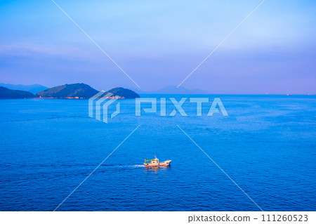 航行在瀨戶內海的船 111260523