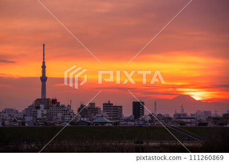 夕陽下的天空樹與鑽石富士 夕陽下的天空樹與鑽石富士 111260869