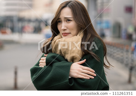 寒冷中等待的年輕女子 111261351