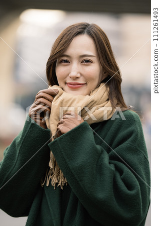 寒冷中在外面等待的年輕女子 寒冷中在外面等待的年輕女子 111261493