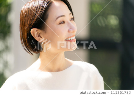 30多歲女子短髮清爽 111261783