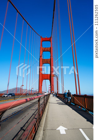 陽光明媚的日子金門大橋(美國舊金山)的大吊橋 陽光明媚的日子金門大橋(美國舊金山)的大吊橋 111262505