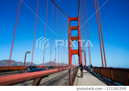 陽光明媚的日子金門大橋(美國舊金山)的大吊橋 陽光明媚的日子金門大橋(美國舊金山)的大吊橋 111262509