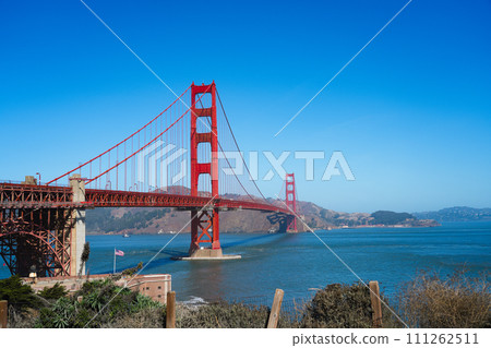 陽光明媚的日子金門大橋(美國舊金山)的大吊橋 陽光明媚的日子金門大橋(美國舊金山)的大吊橋 111262511