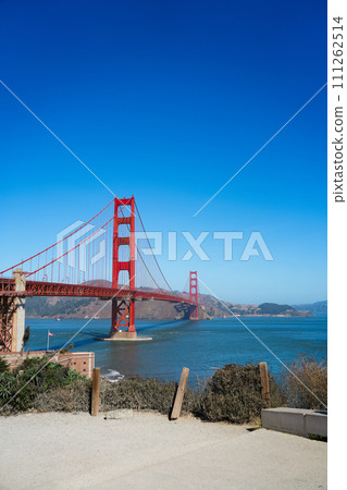 陽光明媚的日子金門大橋(美國舊金山)的大吊橋 陽光明媚的日子金門大橋(美國舊金山)的大吊橋 111262514