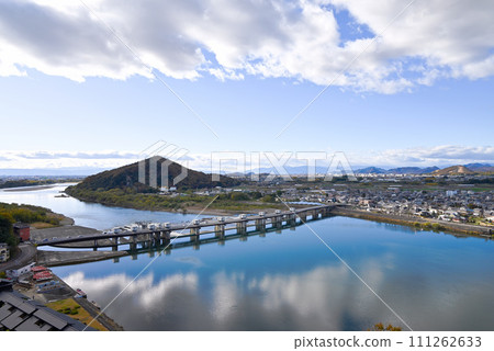 從犬山城塔看到的生山和萊茵河大橋[岐阜縣各務原市] 111262633