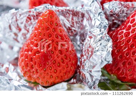 An image of storing strawberries in the refrigerator using aluminum foil. 111262690