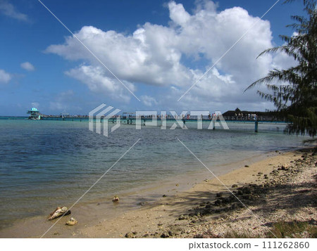 [Guam] Tourists walking along the long pier over the beautiful sea 111262860