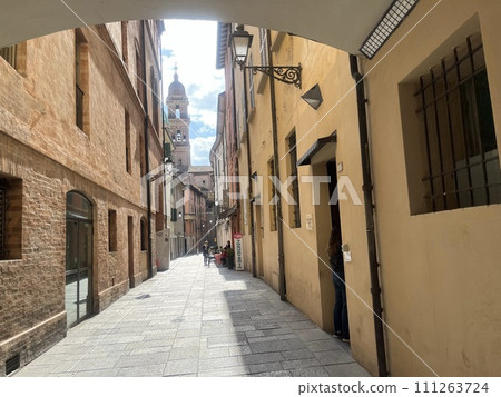 Walk through the alleys of a medieval town 111263724