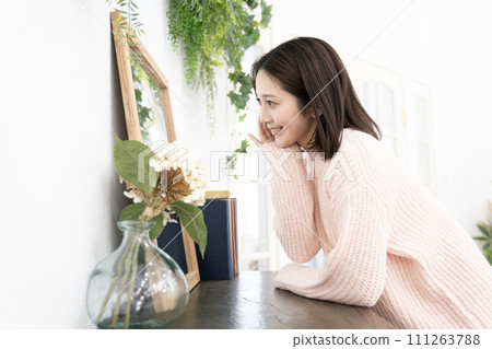 微笑的女人靠在下巴看著鏡子 微笑的女人靠在下巴看著鏡子 111263788