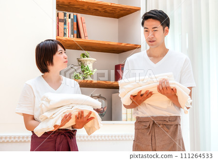 夫婦攜帶洗衣 111264533