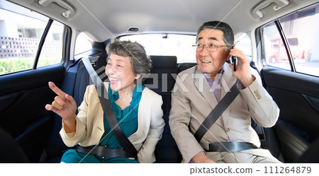 Senior seat belt car smartphone 111264879