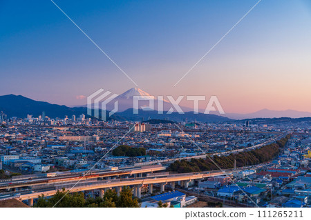 （靜岡縣）東名高速公路穿過靜岡市，黎明時分城市景觀之外的富士山 111265211