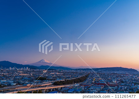 （靜岡縣）東名高速公路穿過靜岡市，黎明時分可以看到遠處的富士山 111265477