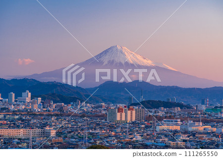 (Shizuoka Prefecture) Mt. Fuji at dawn over the cityscape of Shizuoka City 111265550