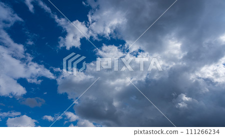 許多雲彩在藍天中流動 111266234