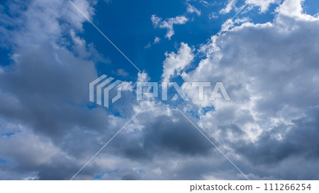 許多雲彩在藍天中流動 許多雲彩在藍天中流動 111266254