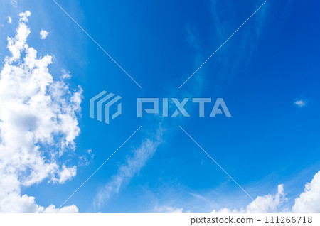 許多雲彩在藍天中流動 許多雲彩在藍天中流動 111266718