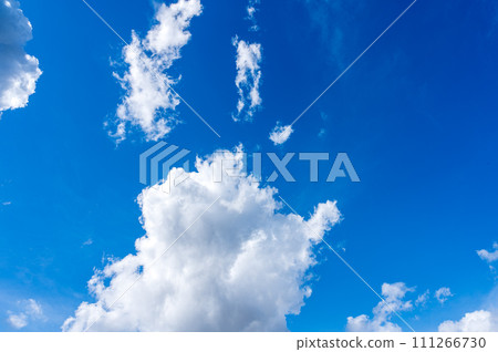 many clouds flowing in the blue sky many clouds flowing in the blue sky 111266730