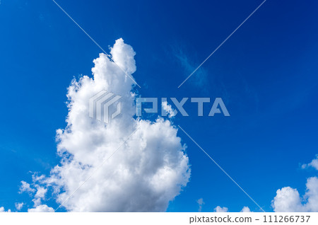 many clouds flowing in the blue sky many clouds flowing in the blue sky 111266737