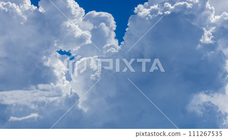藍天中出現的積雨雲 111267535