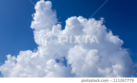 藍天中出現的積雨雲 藍天中出現的積雨雲 111267779