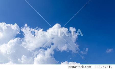 藍天中出現的積雨雲 藍天中出現的積雨雲 111267819