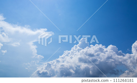 藍天中出現的積雨雲 藍天中出現的積雨雲 111268181