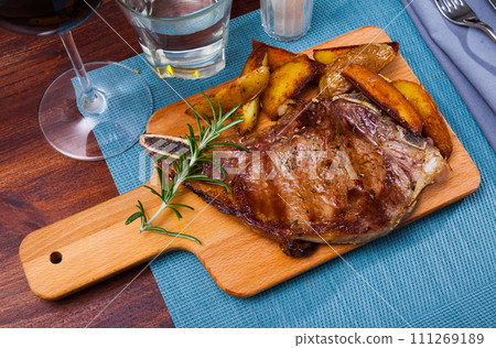 Entrecote with slices of baked potatoes Entrecote with slices of baked potatoes 111269189
